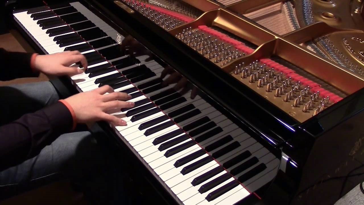 Đàn piano tạo ra âm nhạc thông qua bộ gõ ở bên trong đàn
