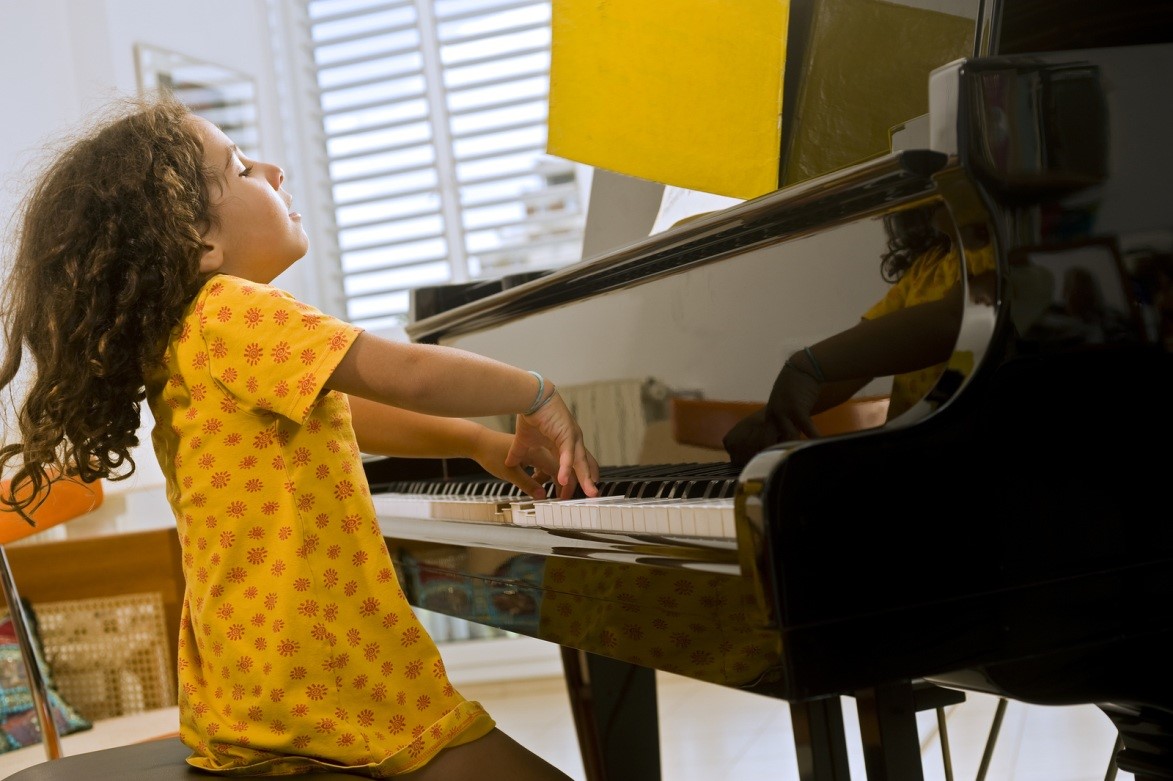Trẻ nhỏ sẽ thông minh hơn bình thường khi đánh piano